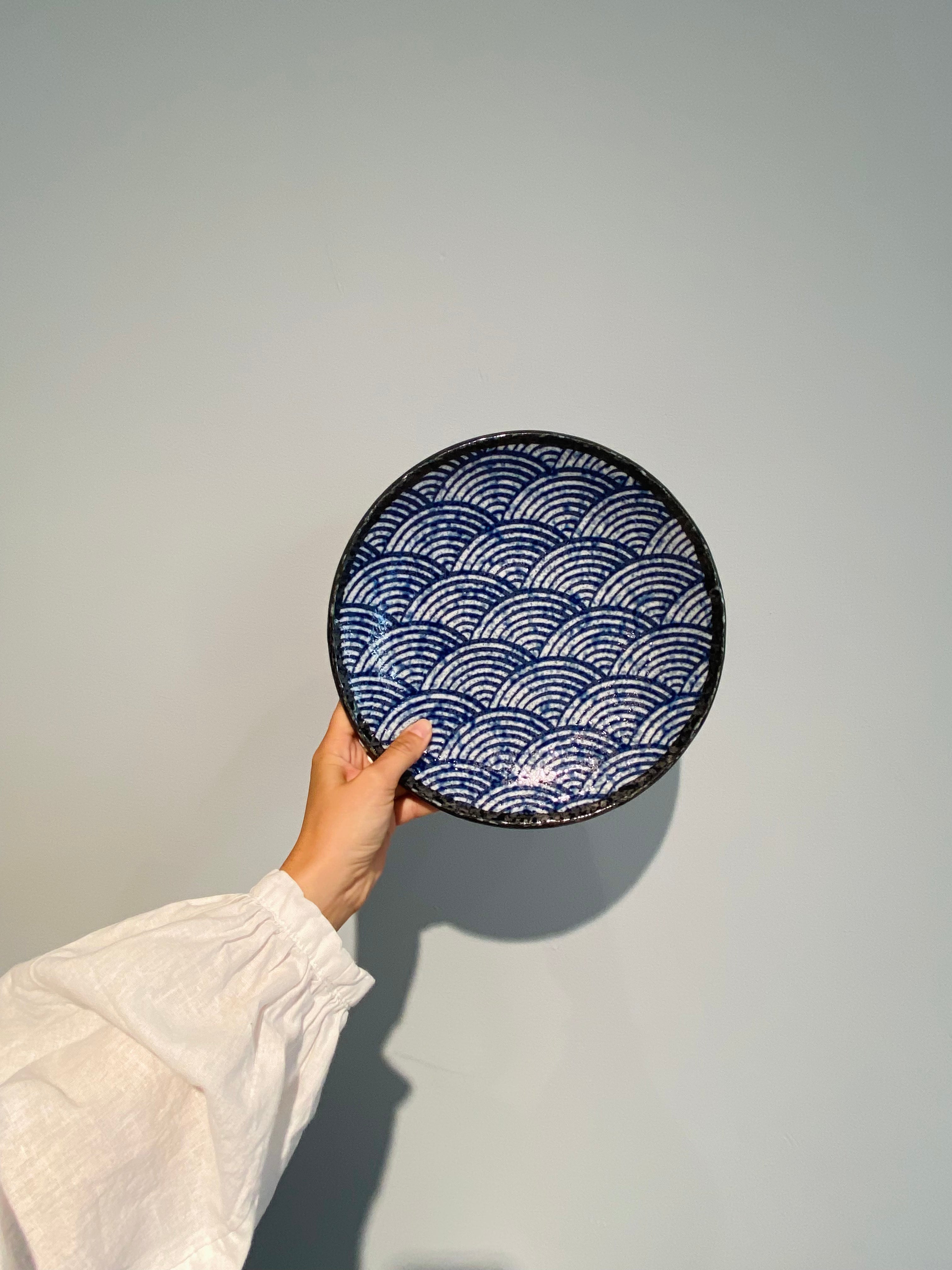 Blue plate with waves, large