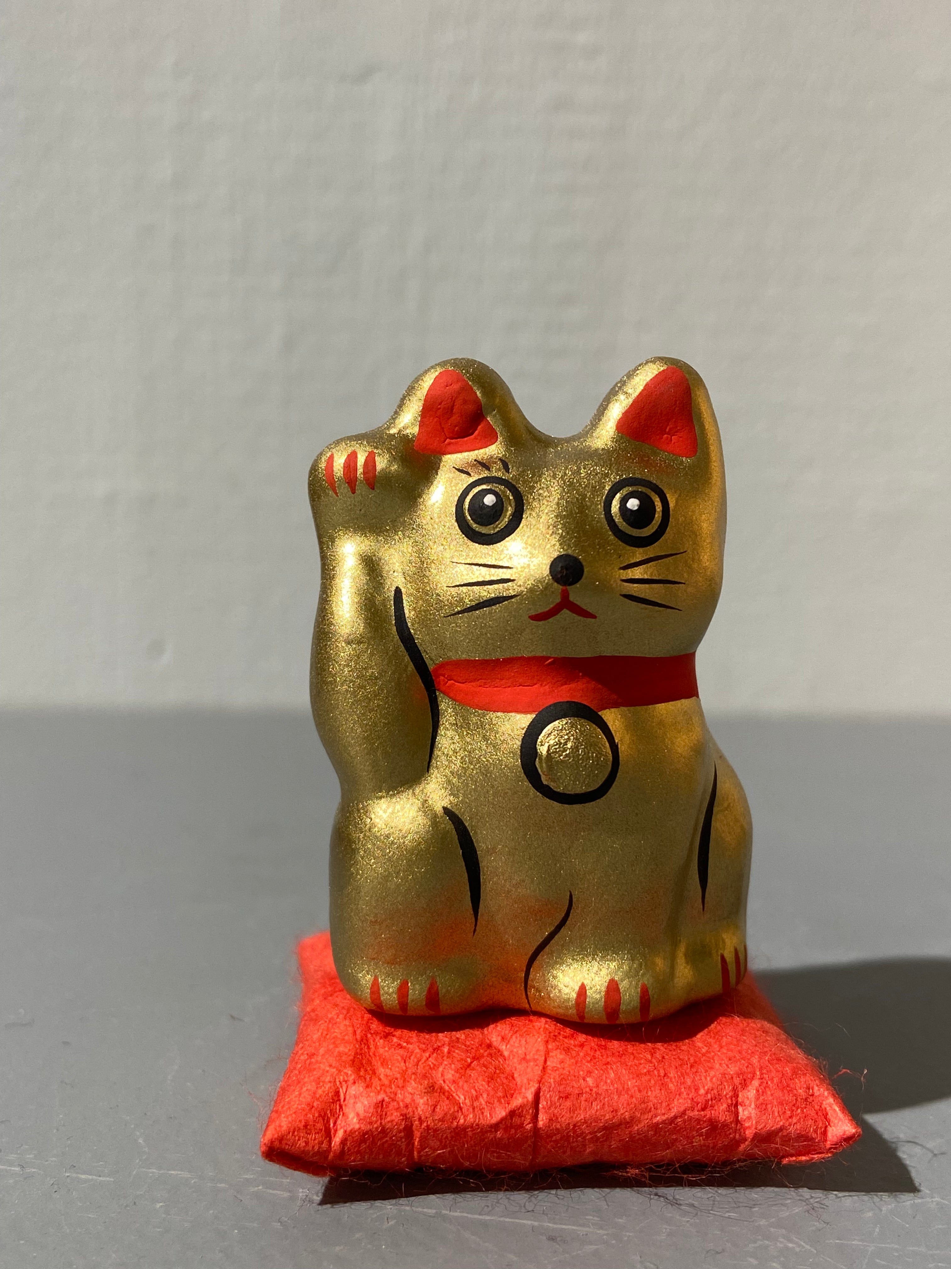 Lucky Cat på pude, guld