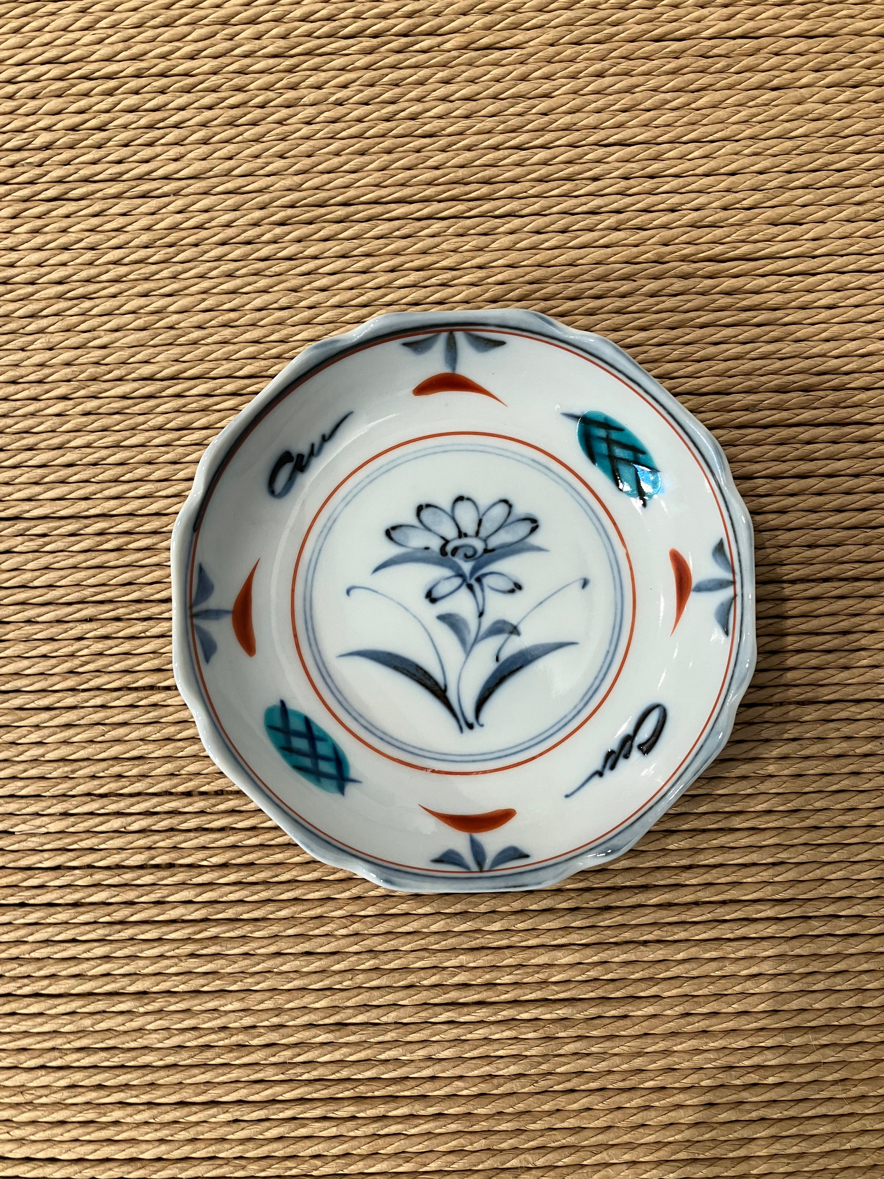 Small plate with motif of leaves and flowers