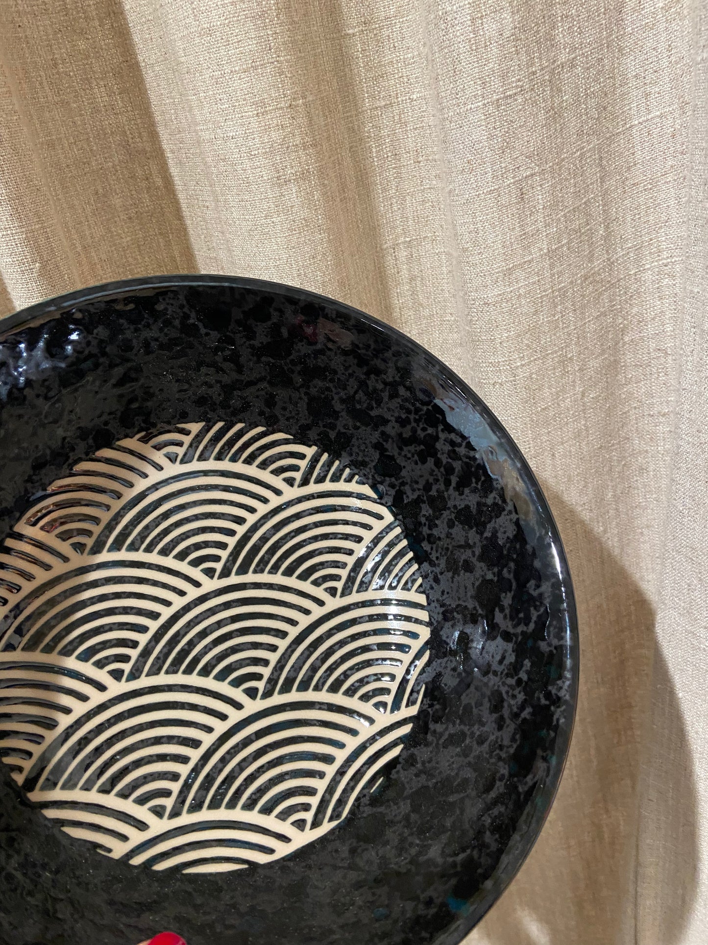 Ramenskål med bølgemønster i sort