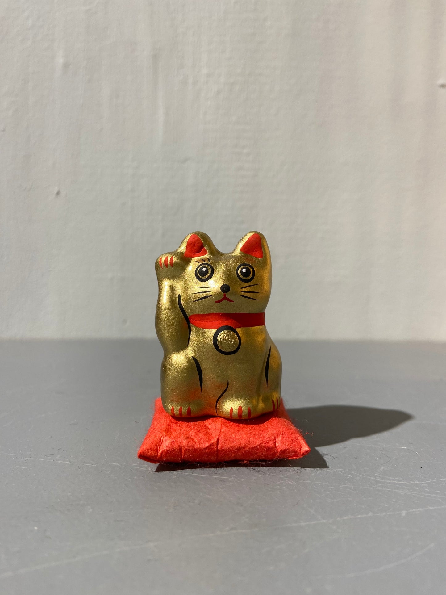Lucky Cat på pude, guld