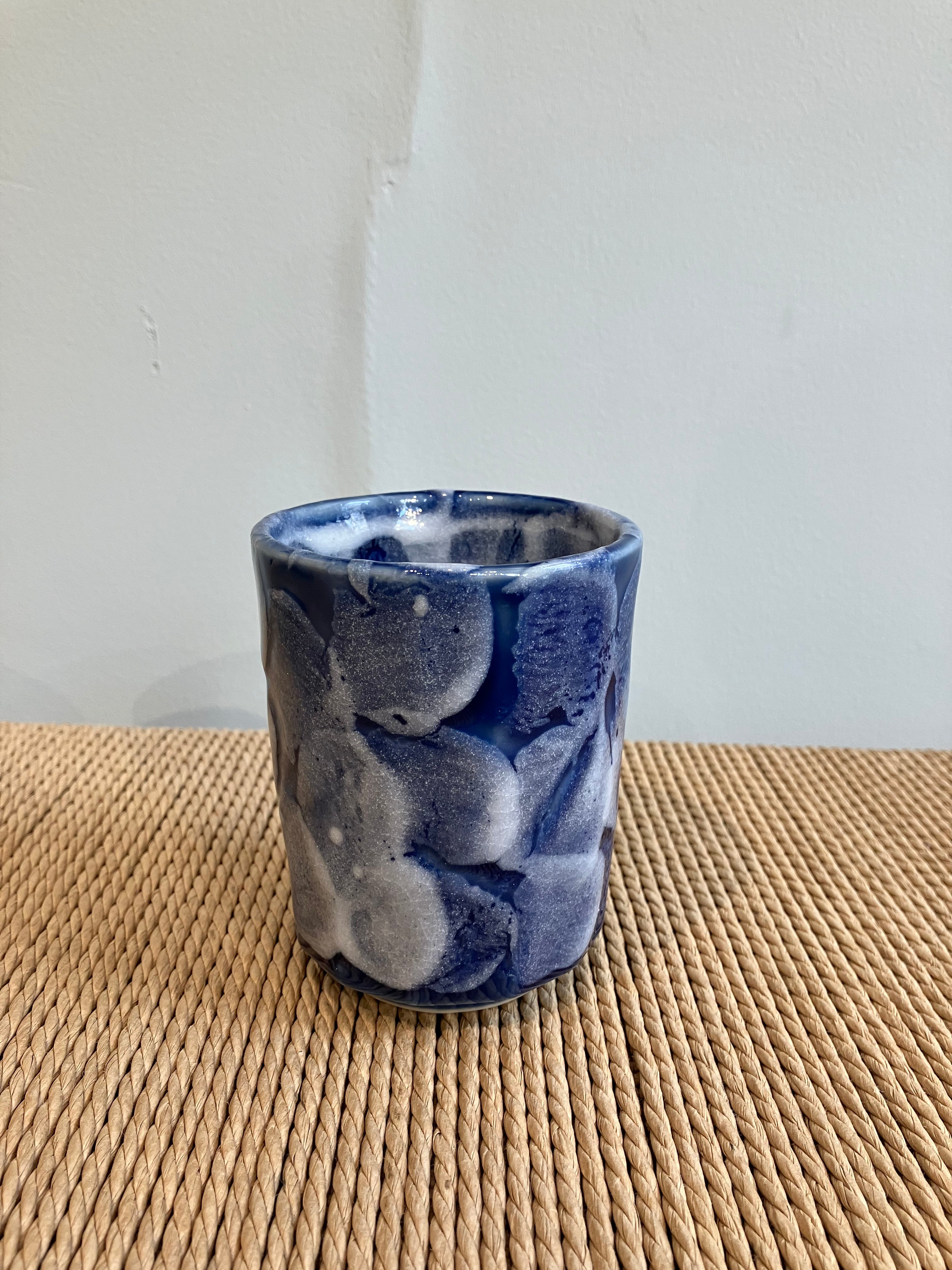 Keramikkop med blå glasur og hvide detaljer