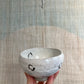 Håndlavet keramikskål med hvid glasur og sorte cirkler
