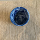 Keramikkop med blå glasur og hvide detaljer