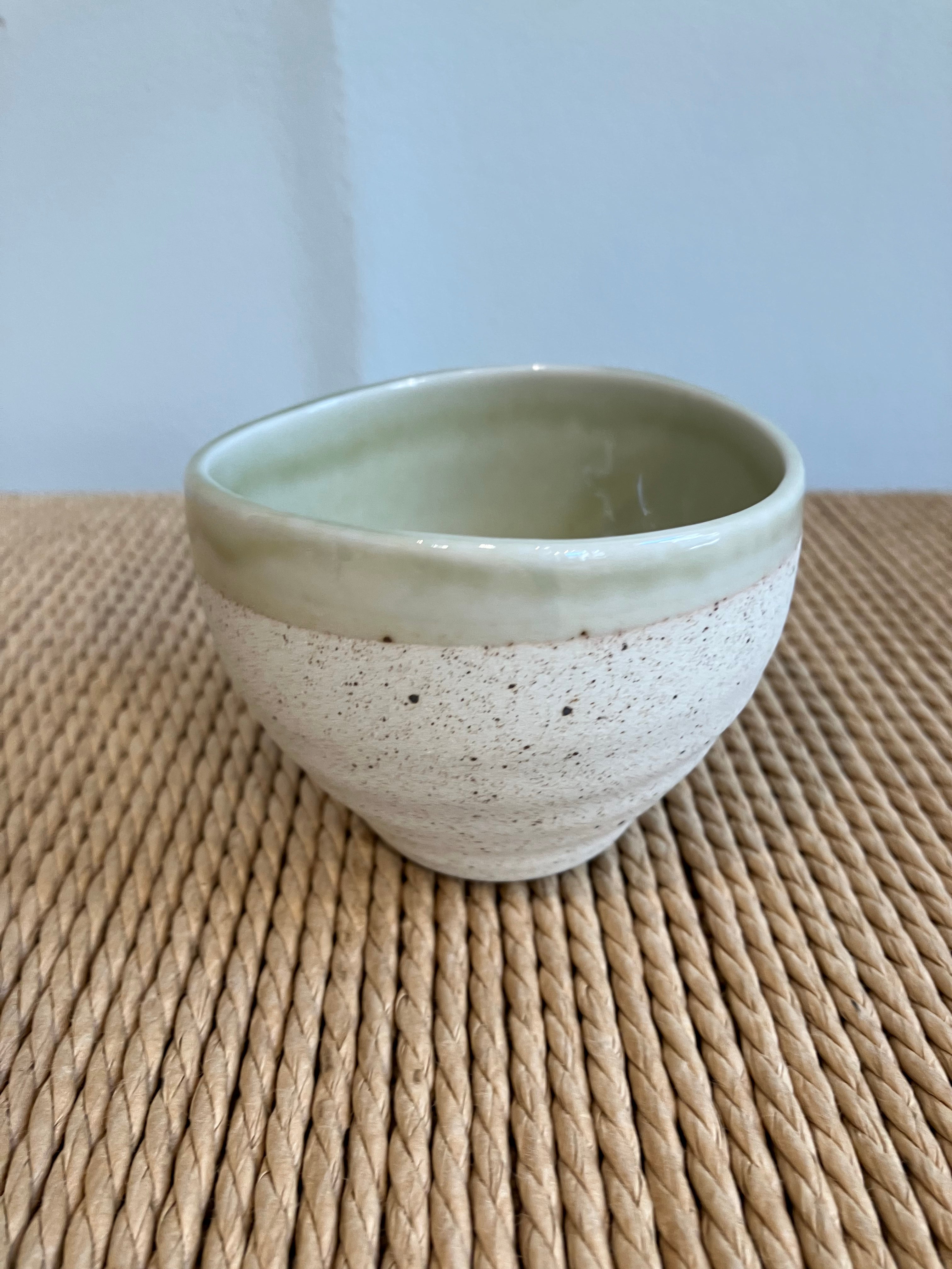 Lille keramikskål med lysegrøn kant