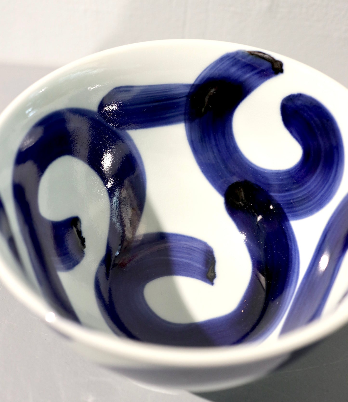 Japansk skål med brede mørkeblå penselstrøg