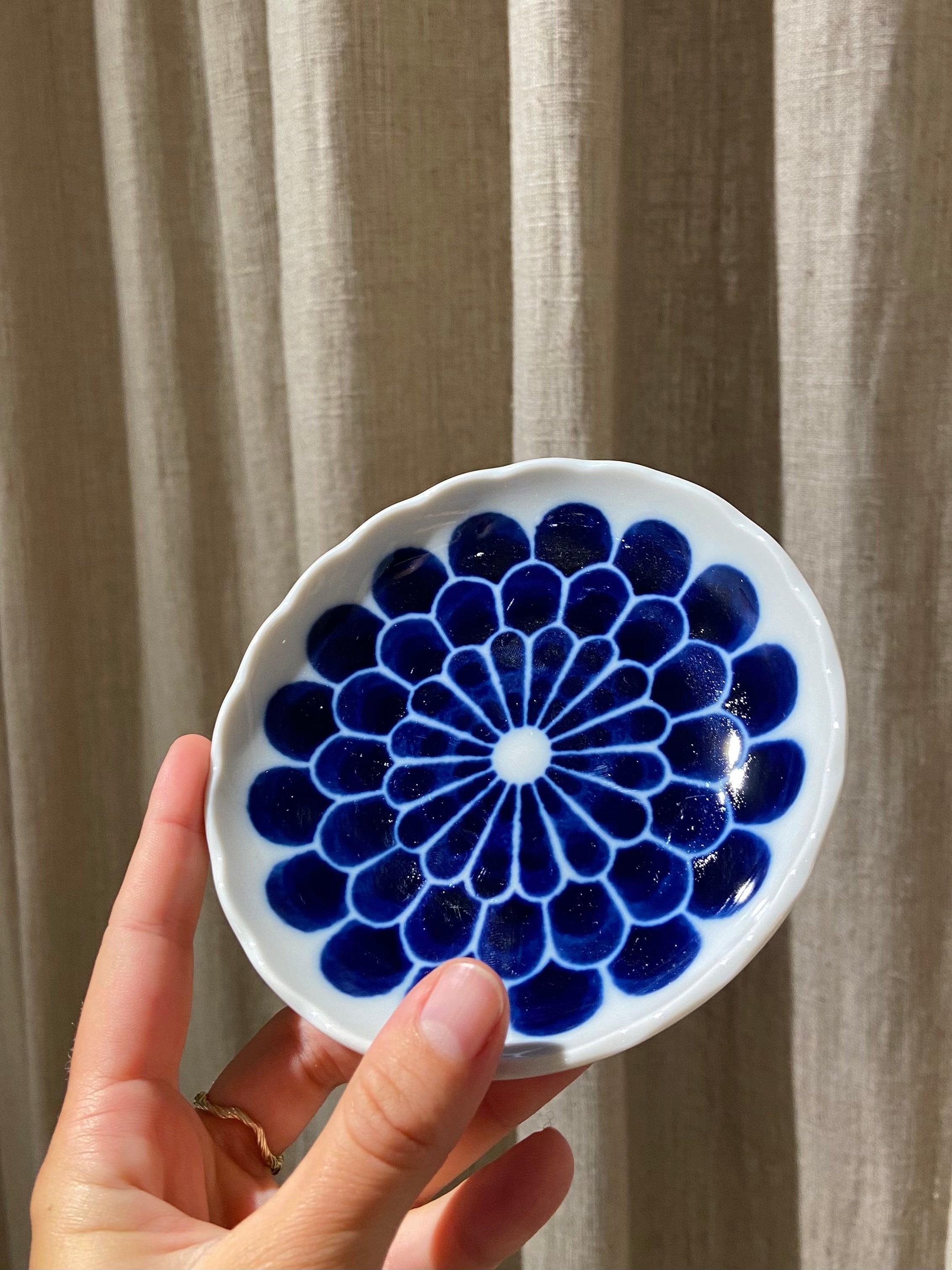 Lille tallerken med blåt blomstermotiv