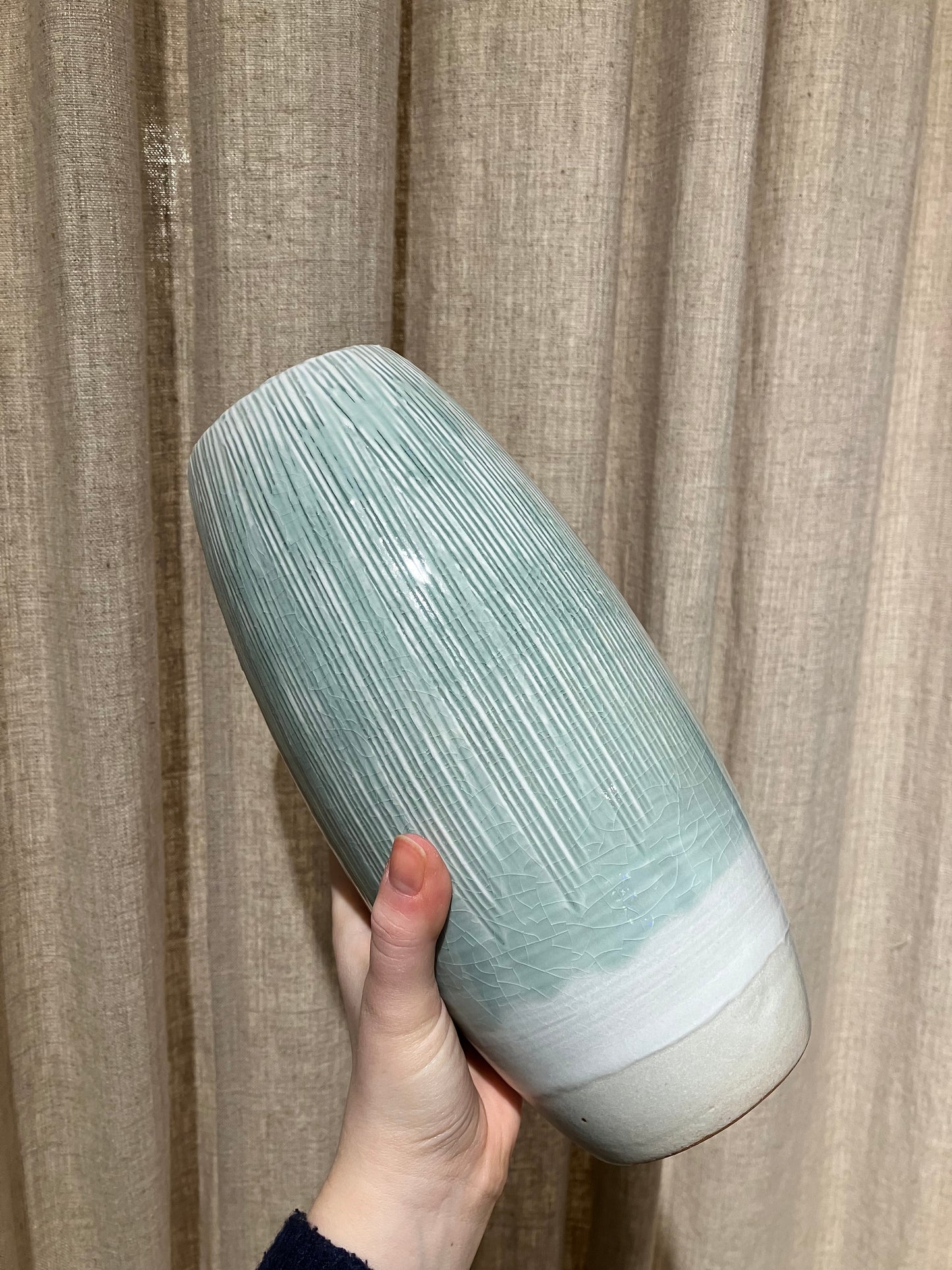 Stor mintgrøn vase med hvide striber
