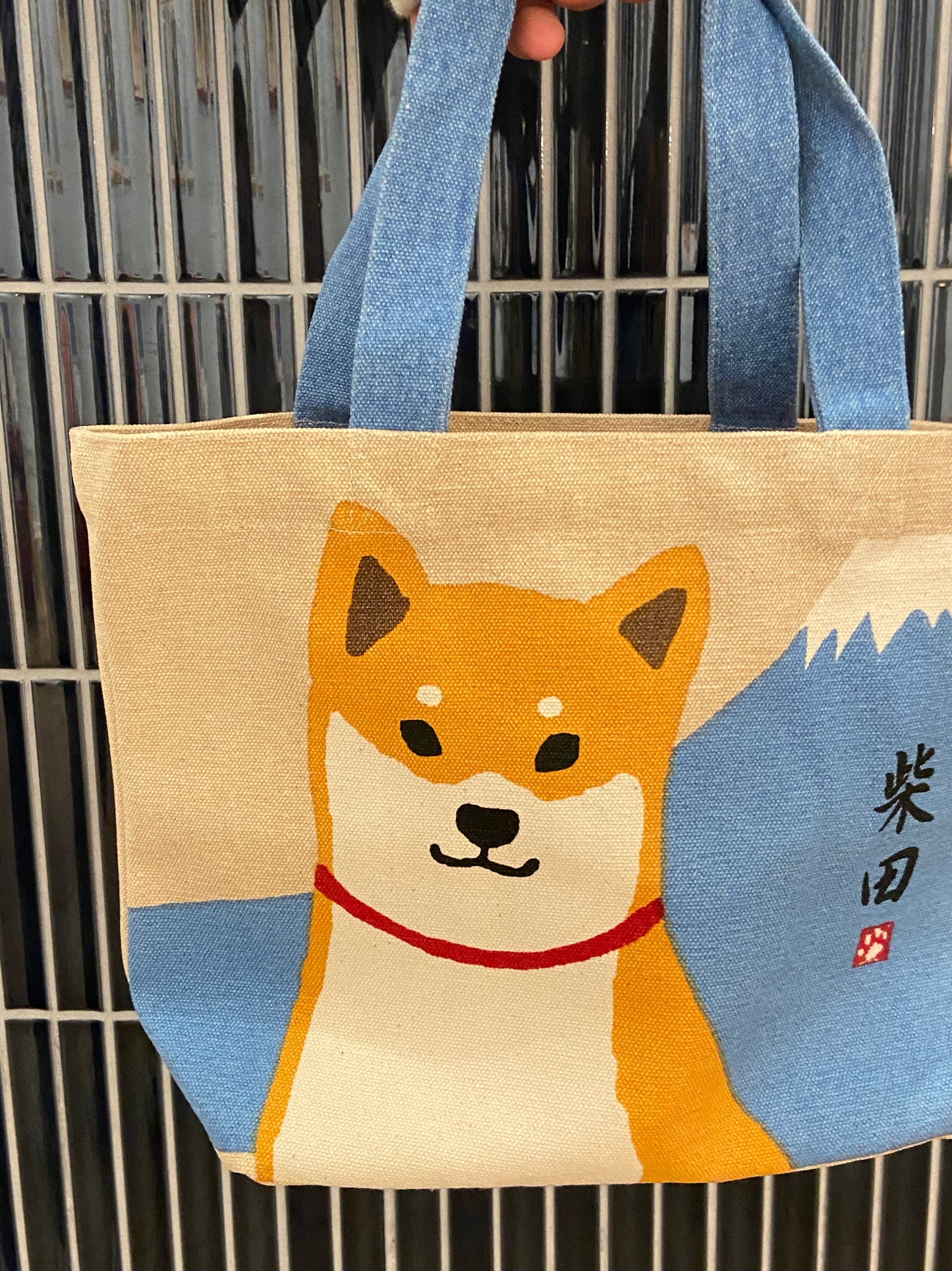 Taske med shiba og Mount Fuji