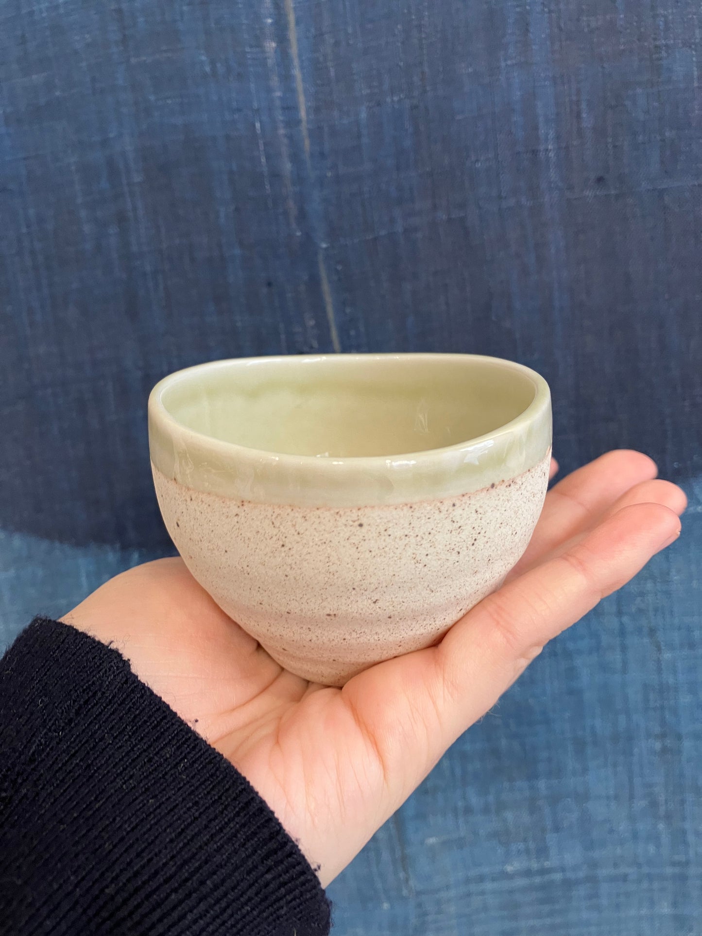 Lille keramikskål med lysegrøn kant