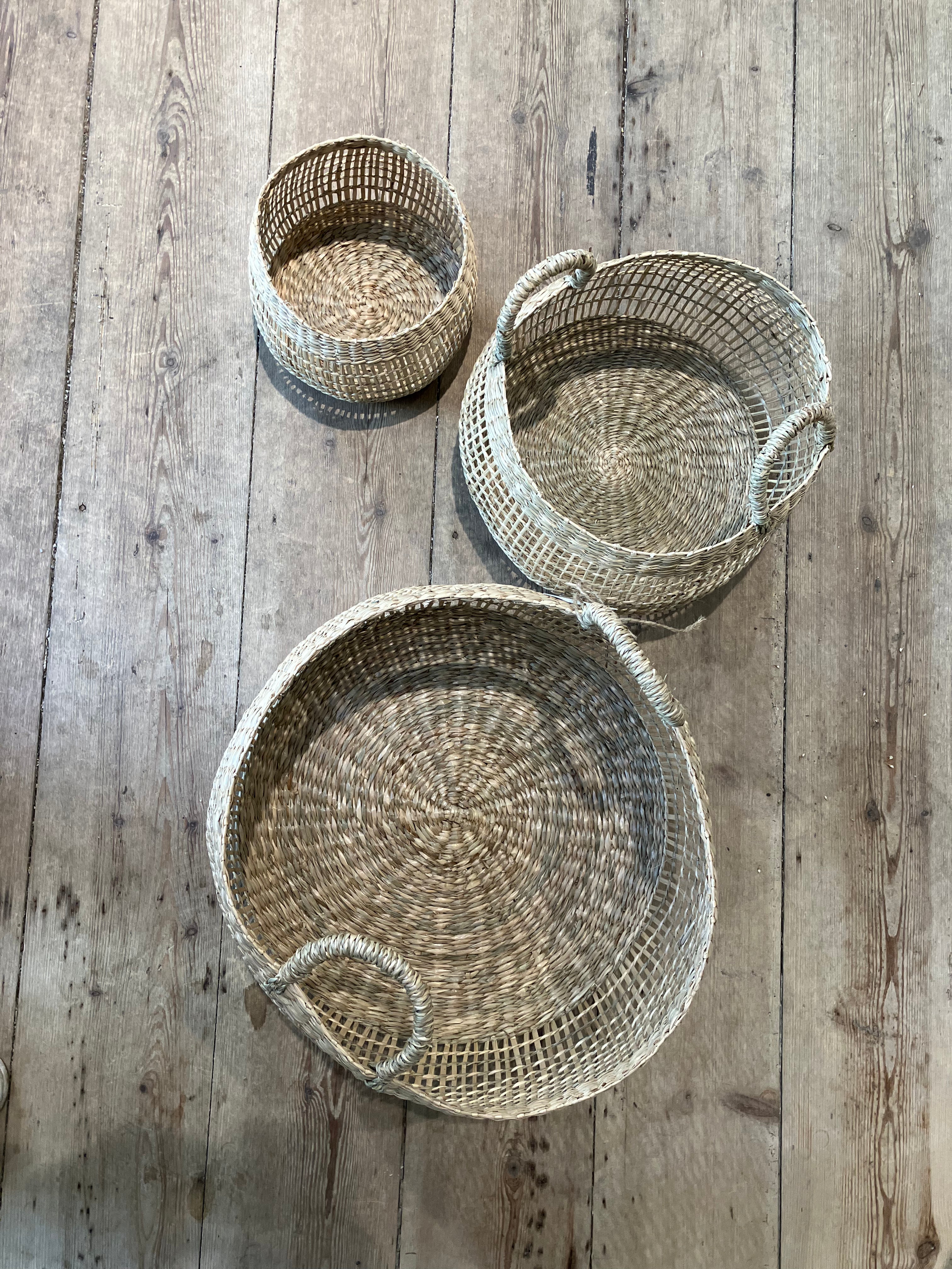 Medium wicker basket with handle
