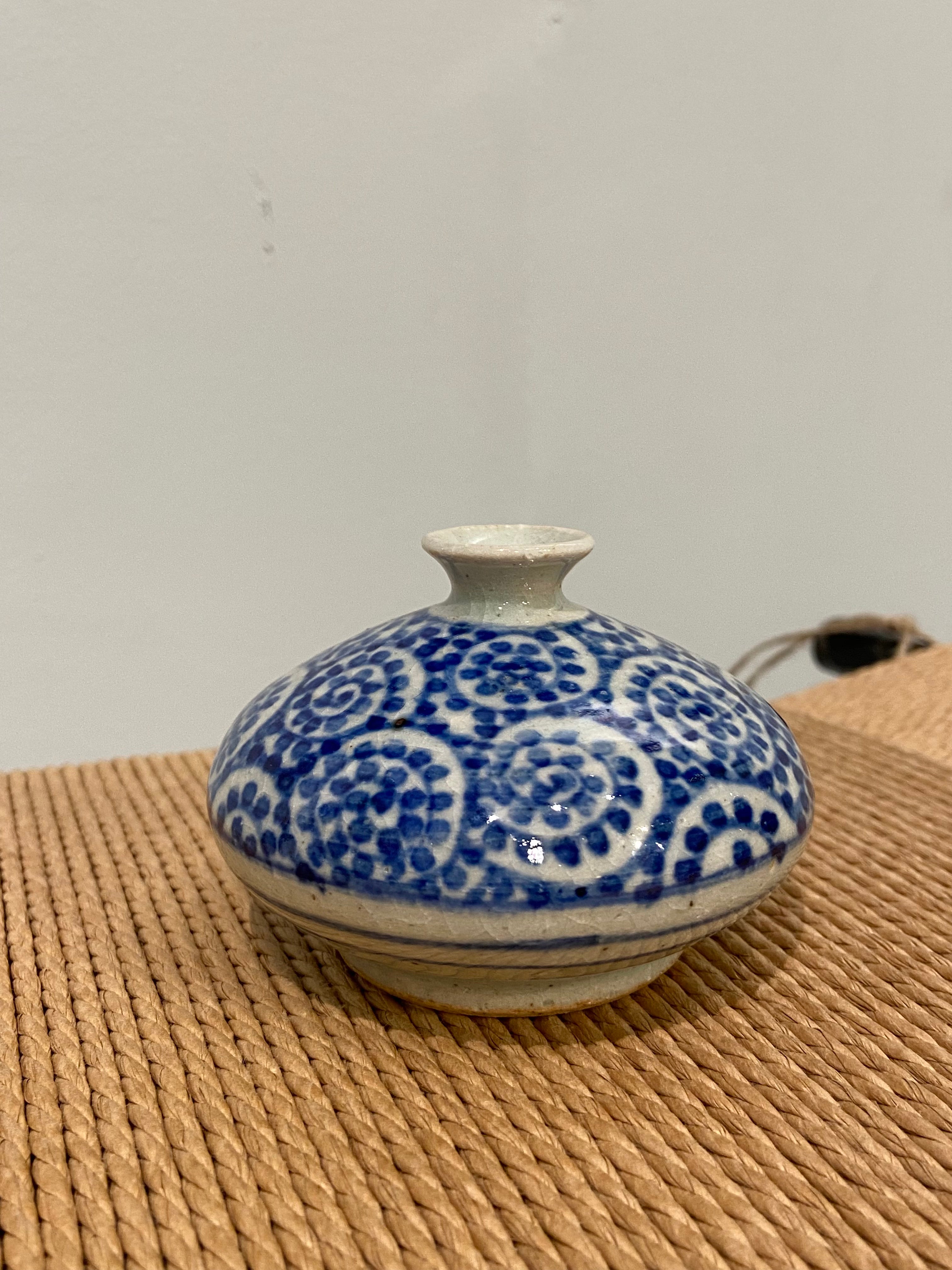 Small Japanese vase with pattern
