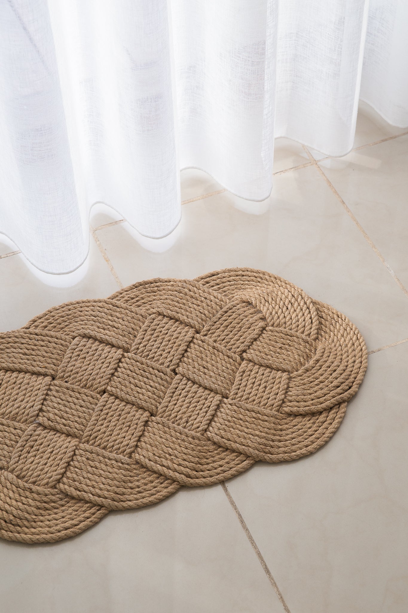 Small hand-woven door mat in jute 