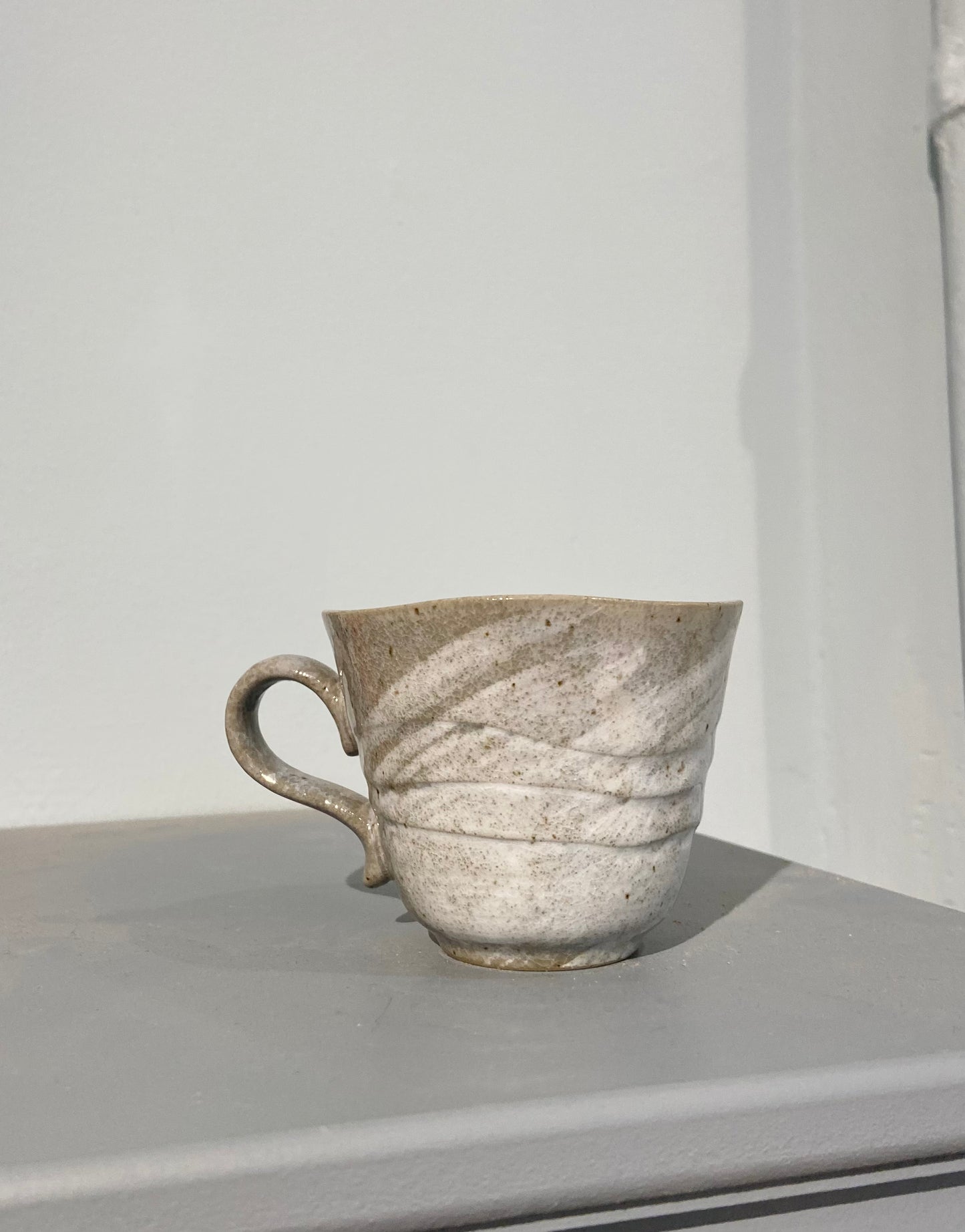 Keramikkop med bladmønster