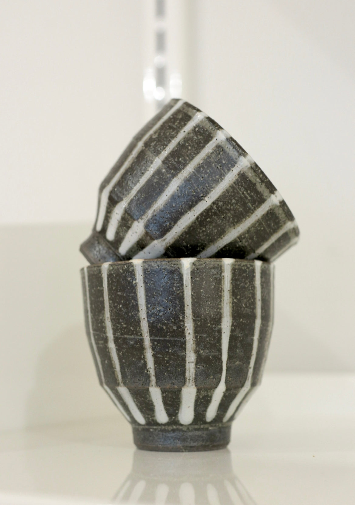 Brun keramikkop med hvide striber