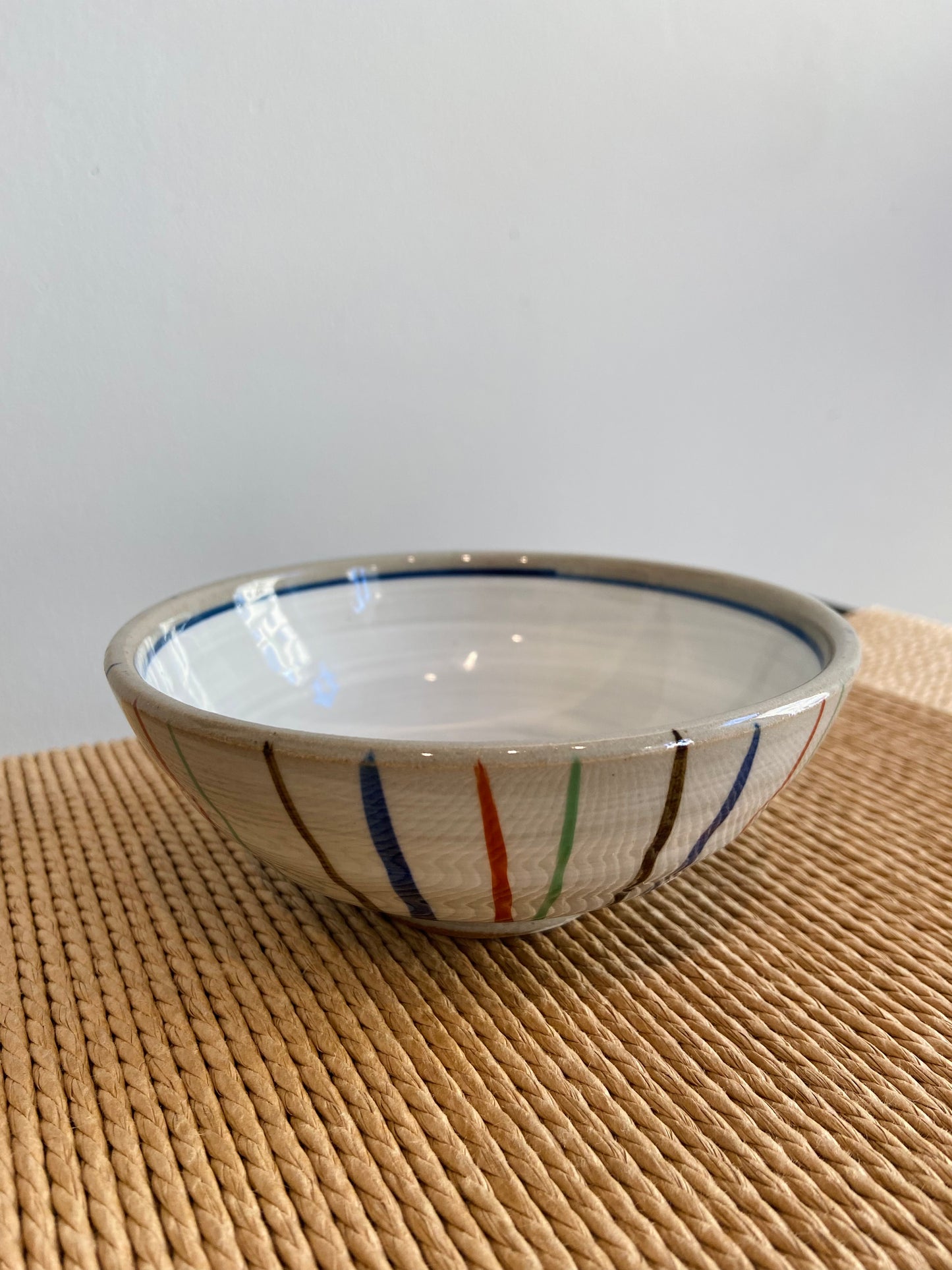 Keramikskål med multifarvet striber