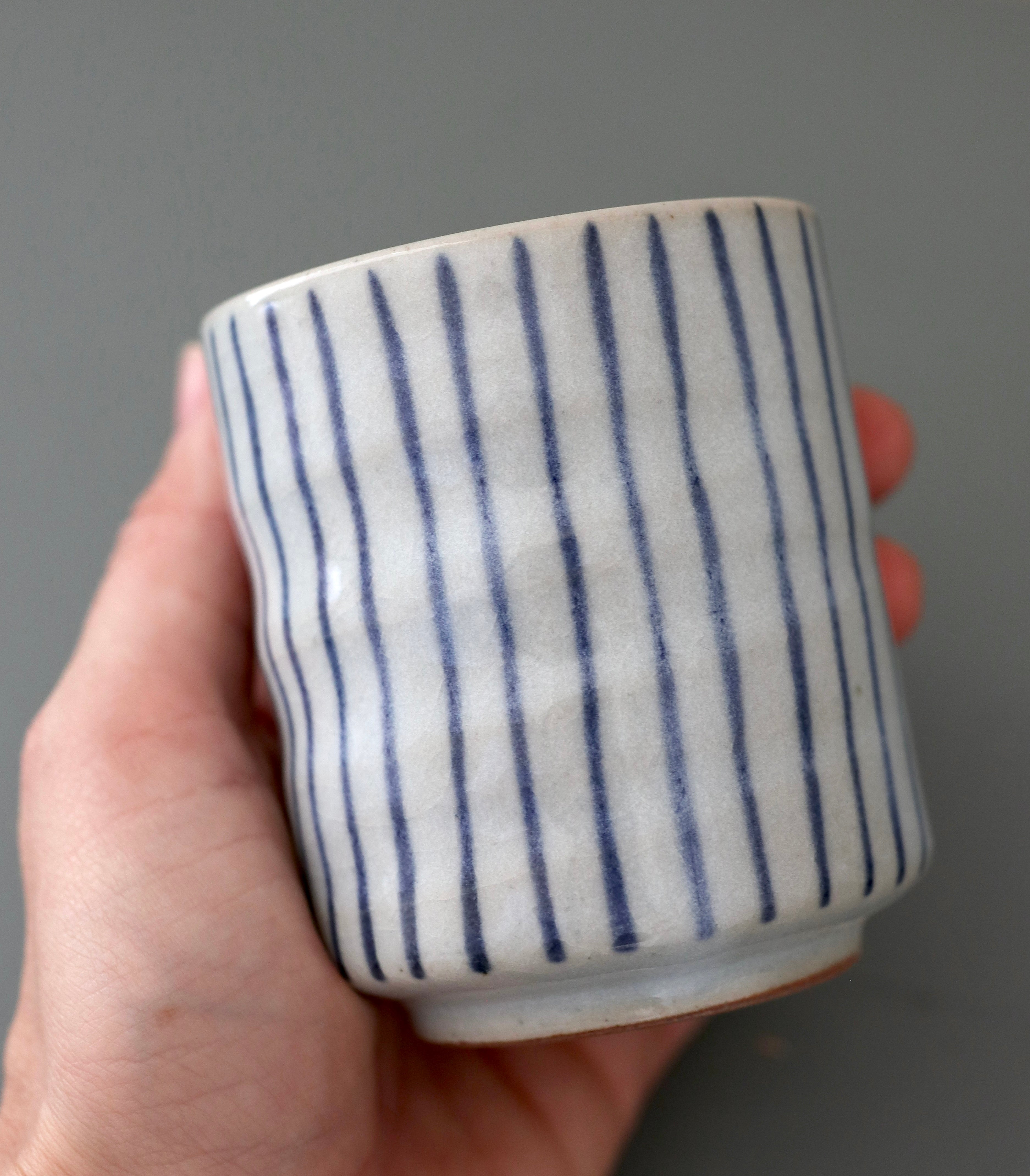 Smal lyseblå kop med striber