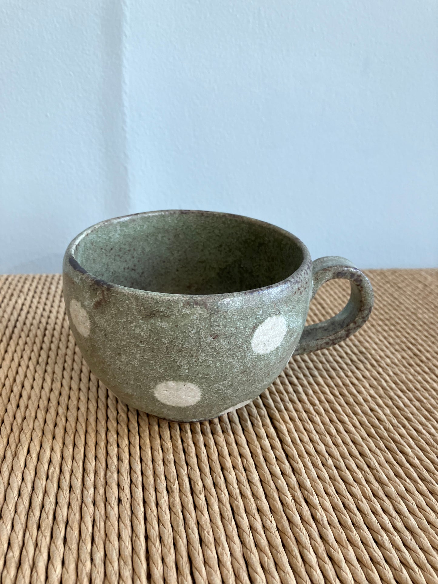 Japansk keramik kop med grøn glasur og hvide prikker
