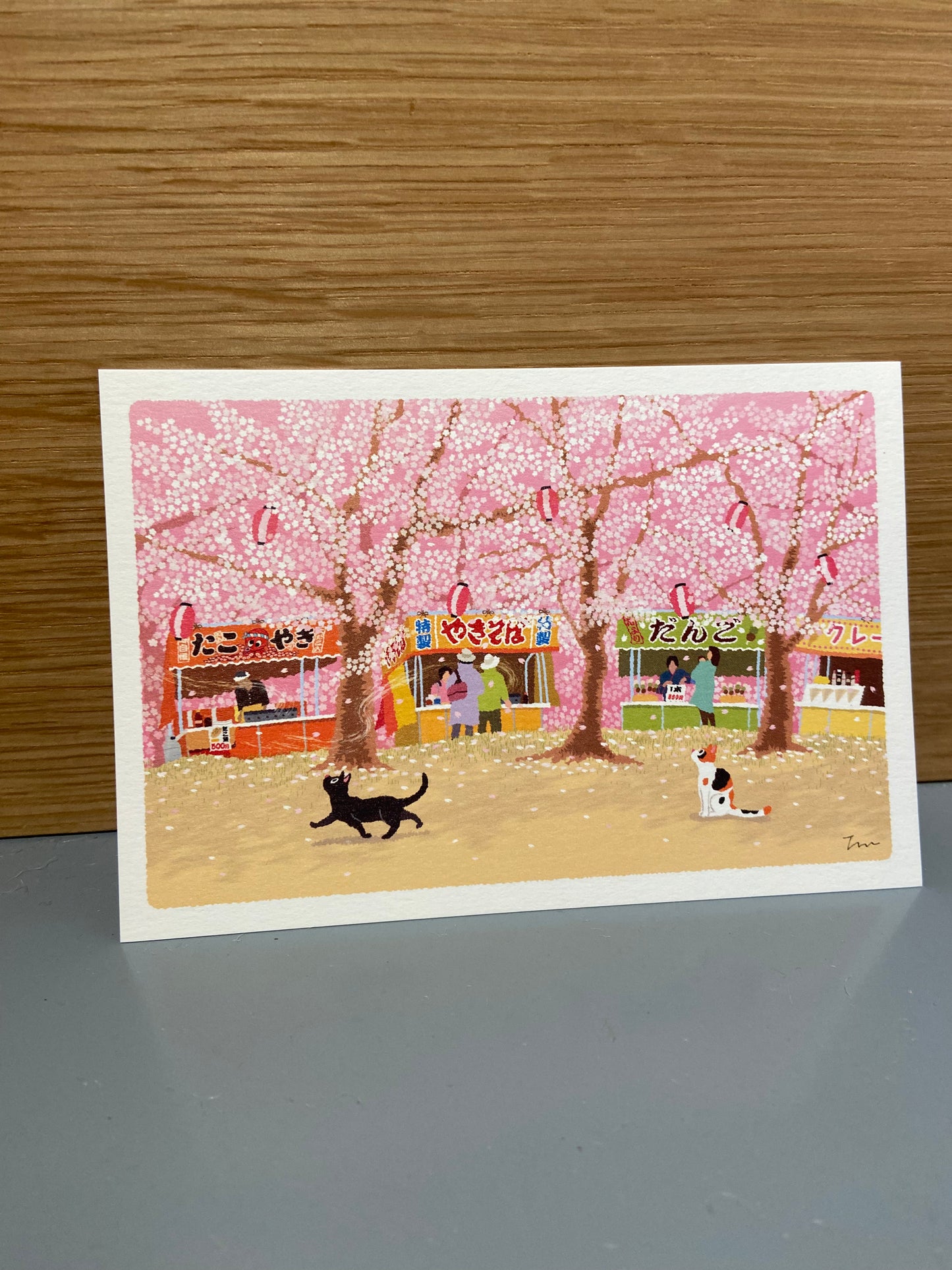 Japansk postkort med legende katte under kirsebærtræer