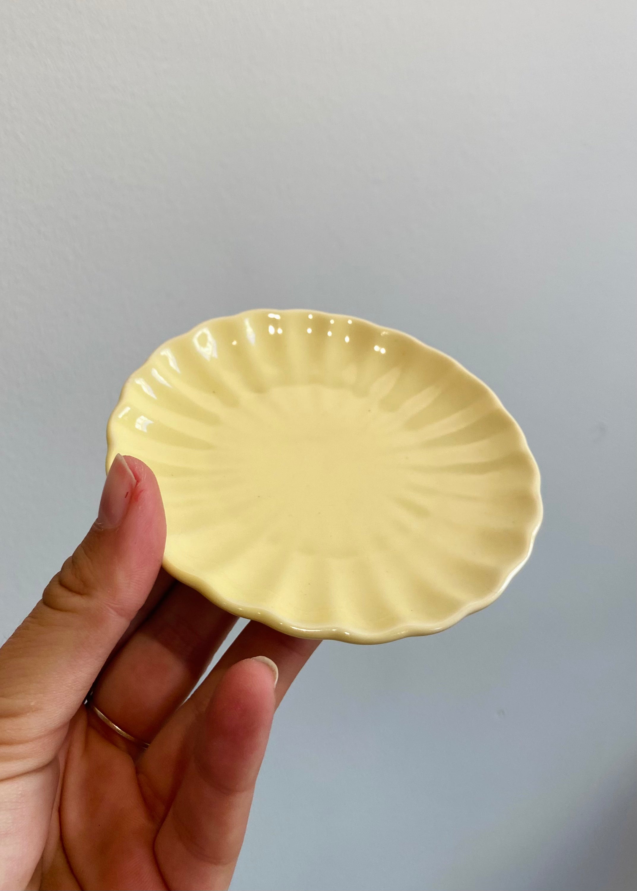 Light yellow flower plate, small