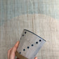 Stor keramikkrus med beige glasur og blå detaljer