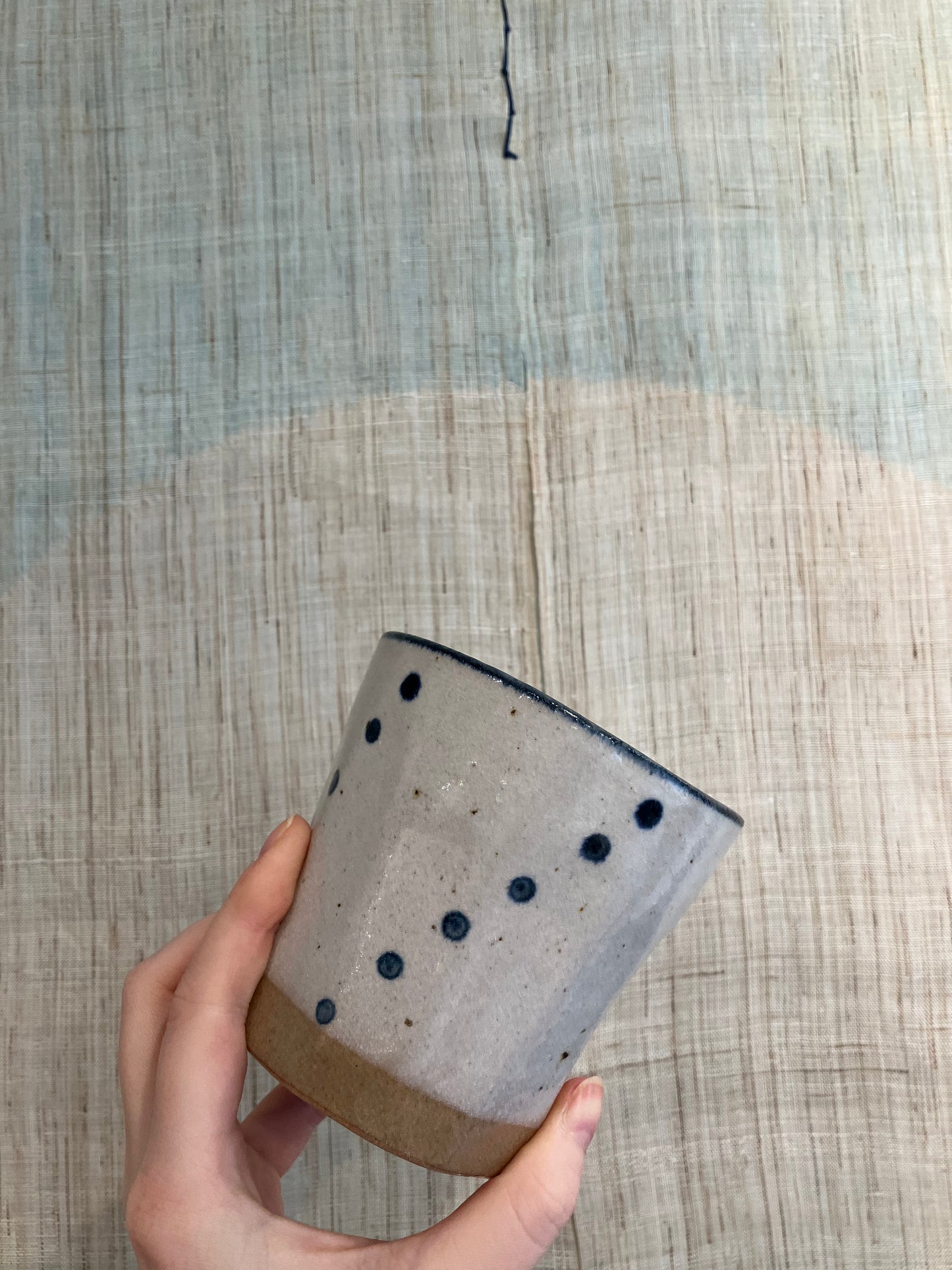 Stor keramikkrus med beige glasur og blå detaljer