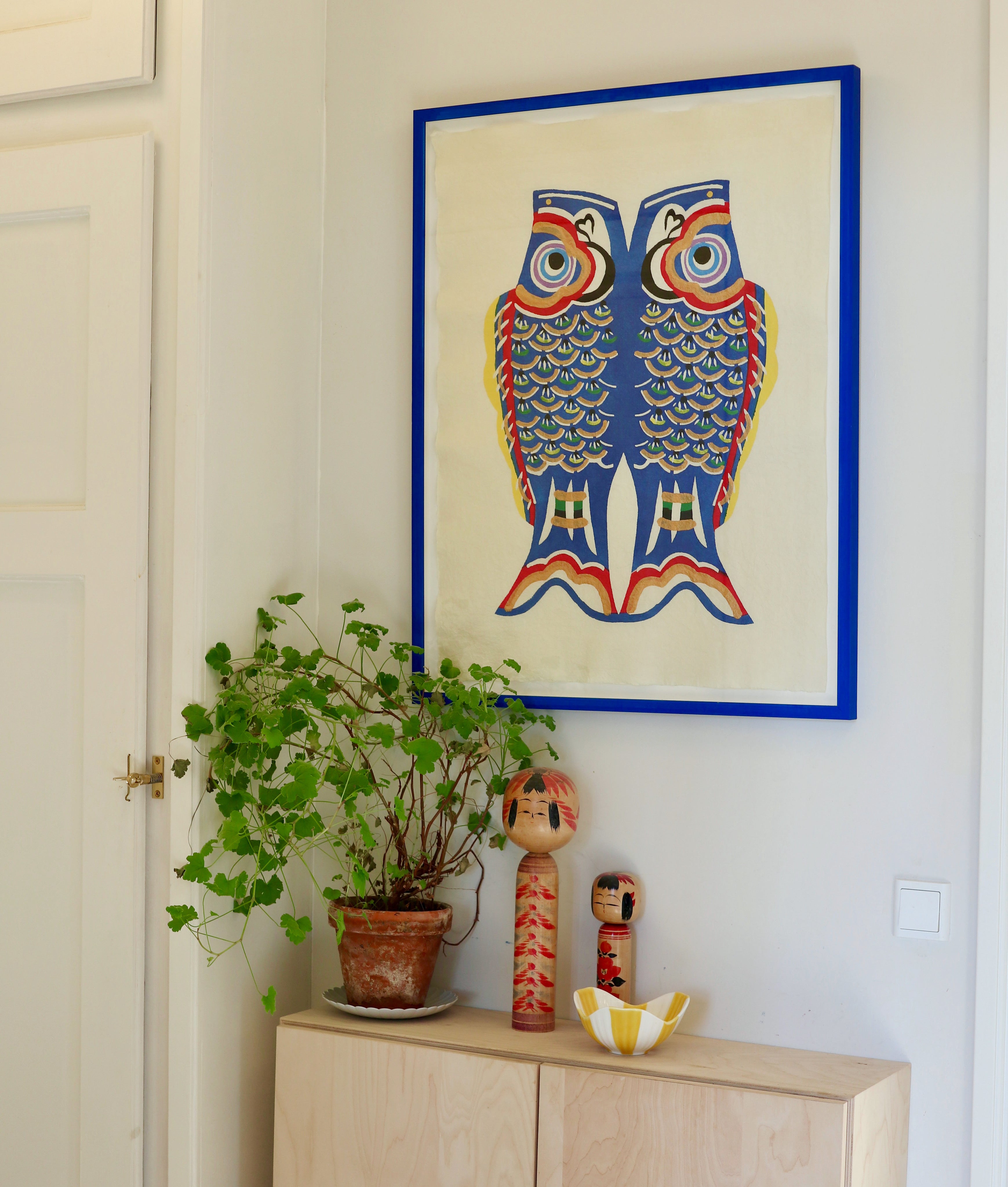 Blå koinobori indrammet i blå håndmalet ramme