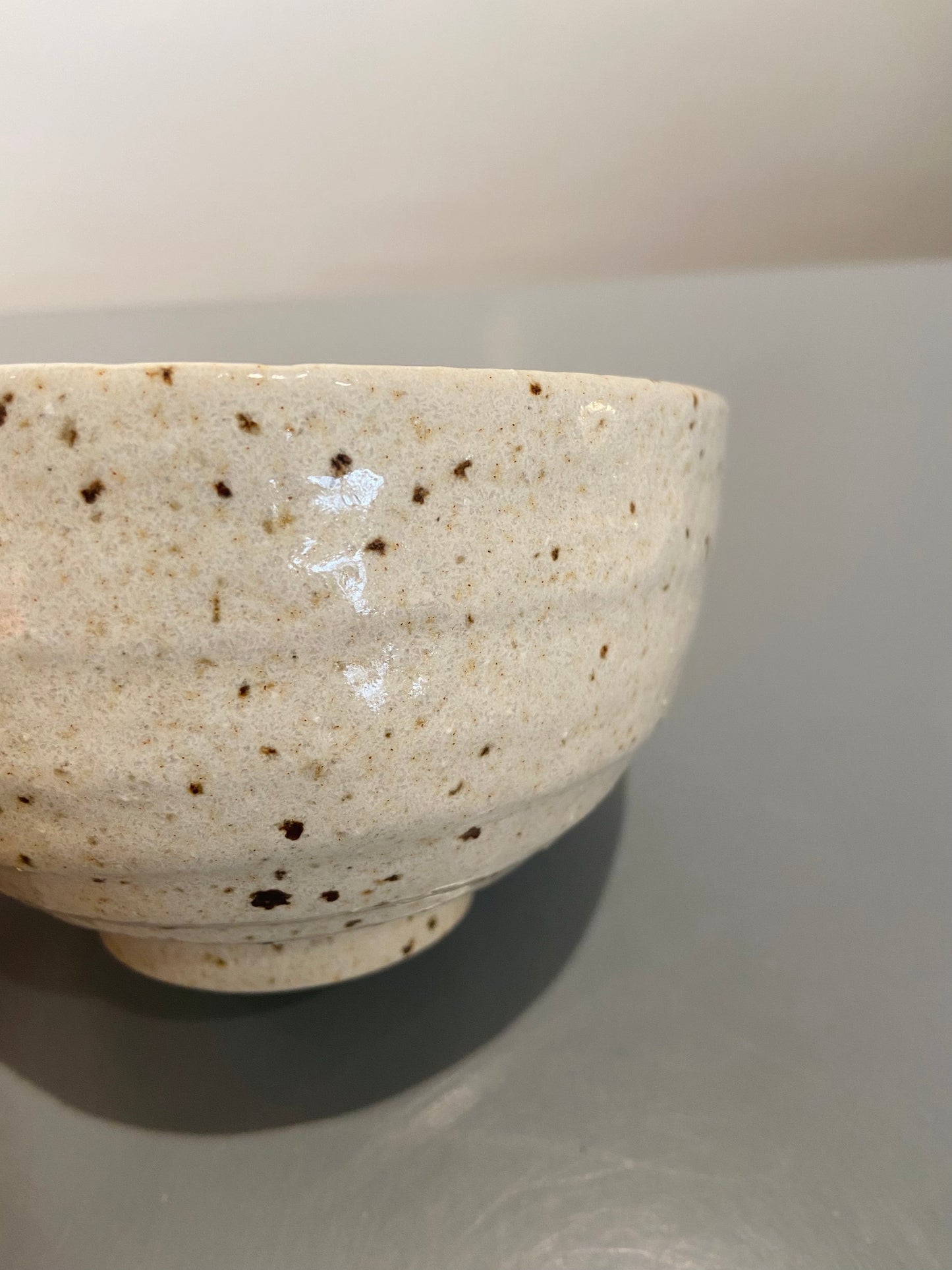 Keramikskål med brune nister