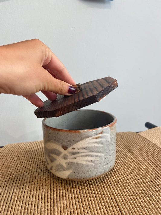 Japansk skål med trælåg
