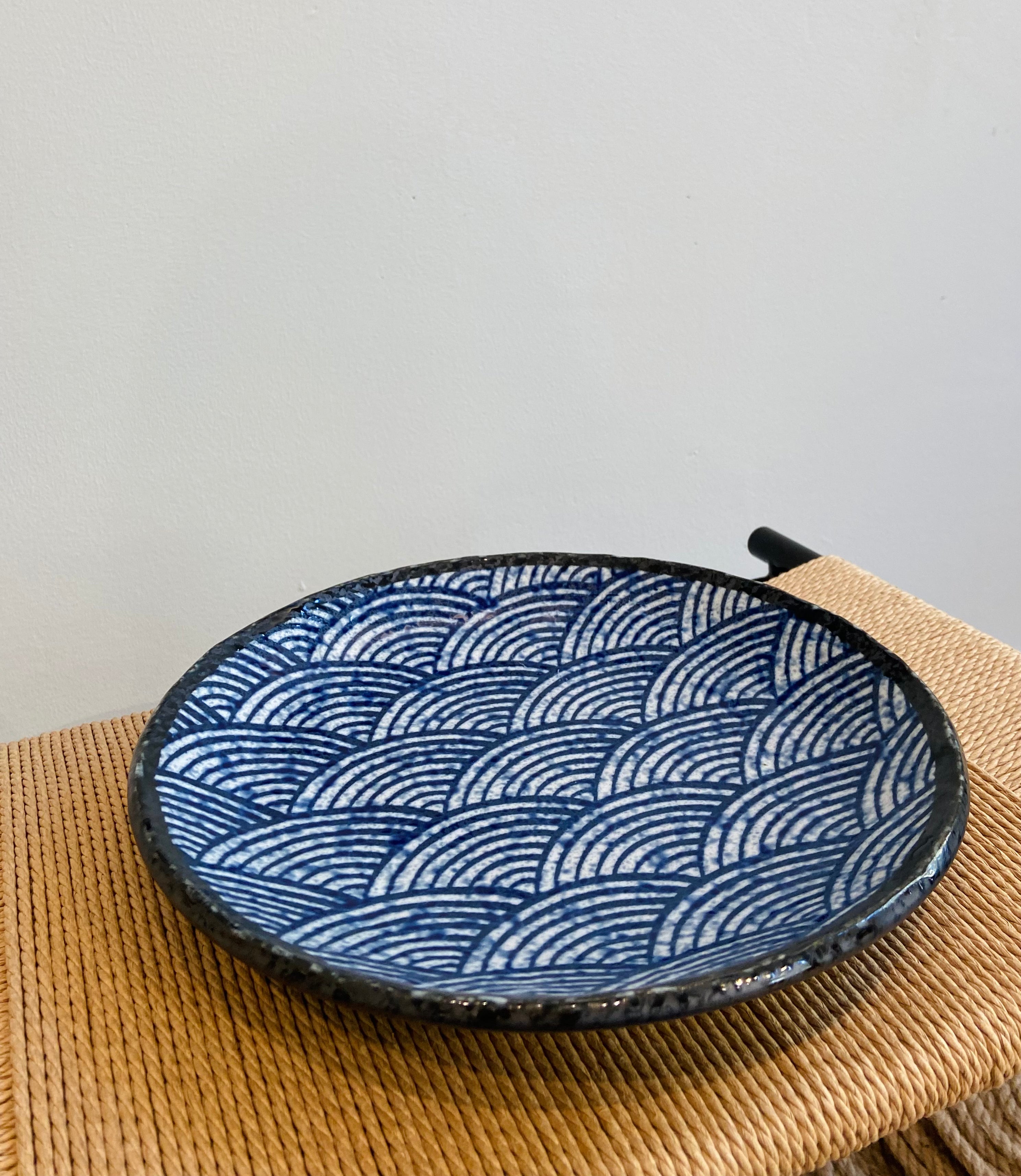 Blue plate with waves, large