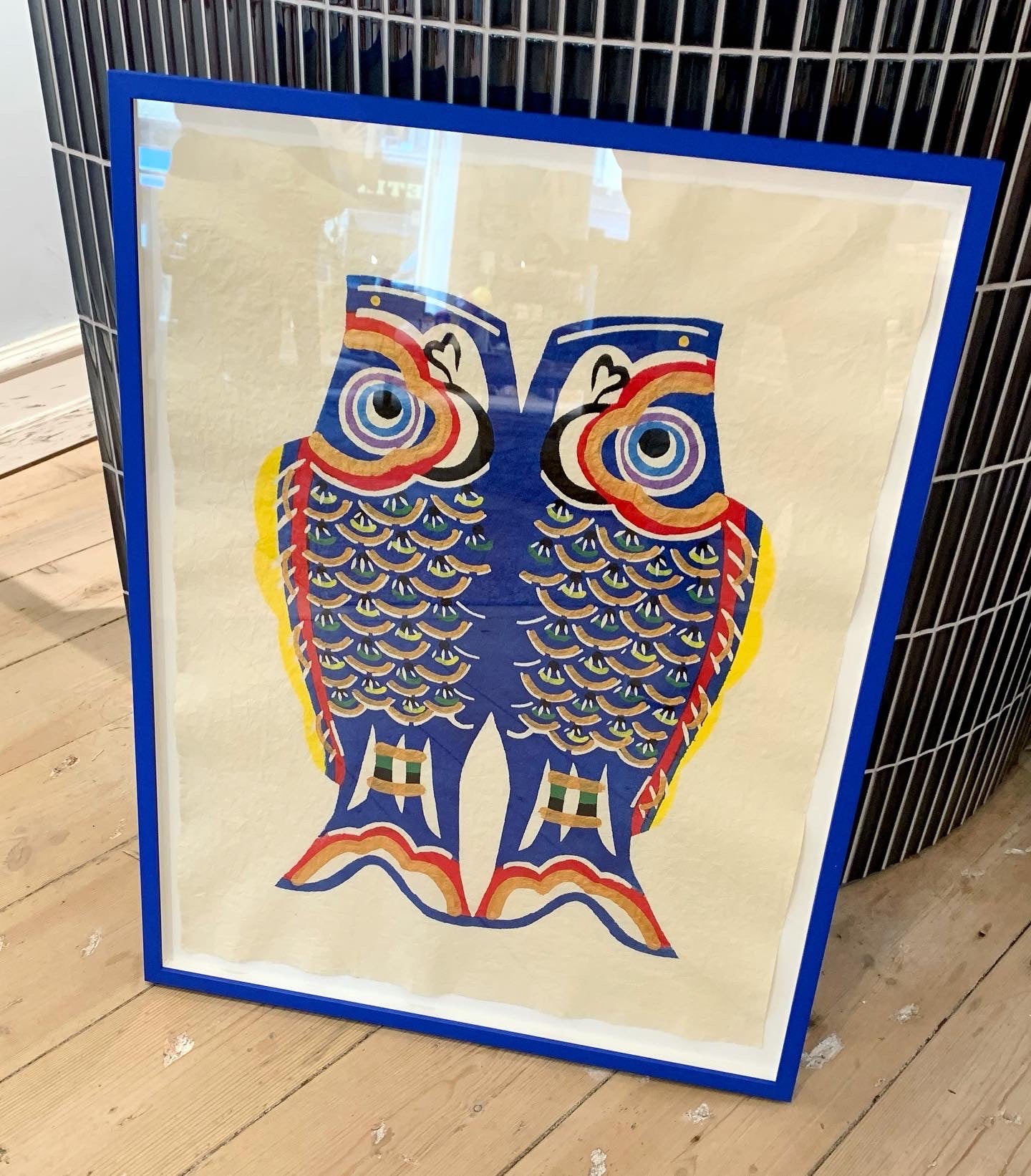 Blå koinobori indrammet i blå håndmalet ramme