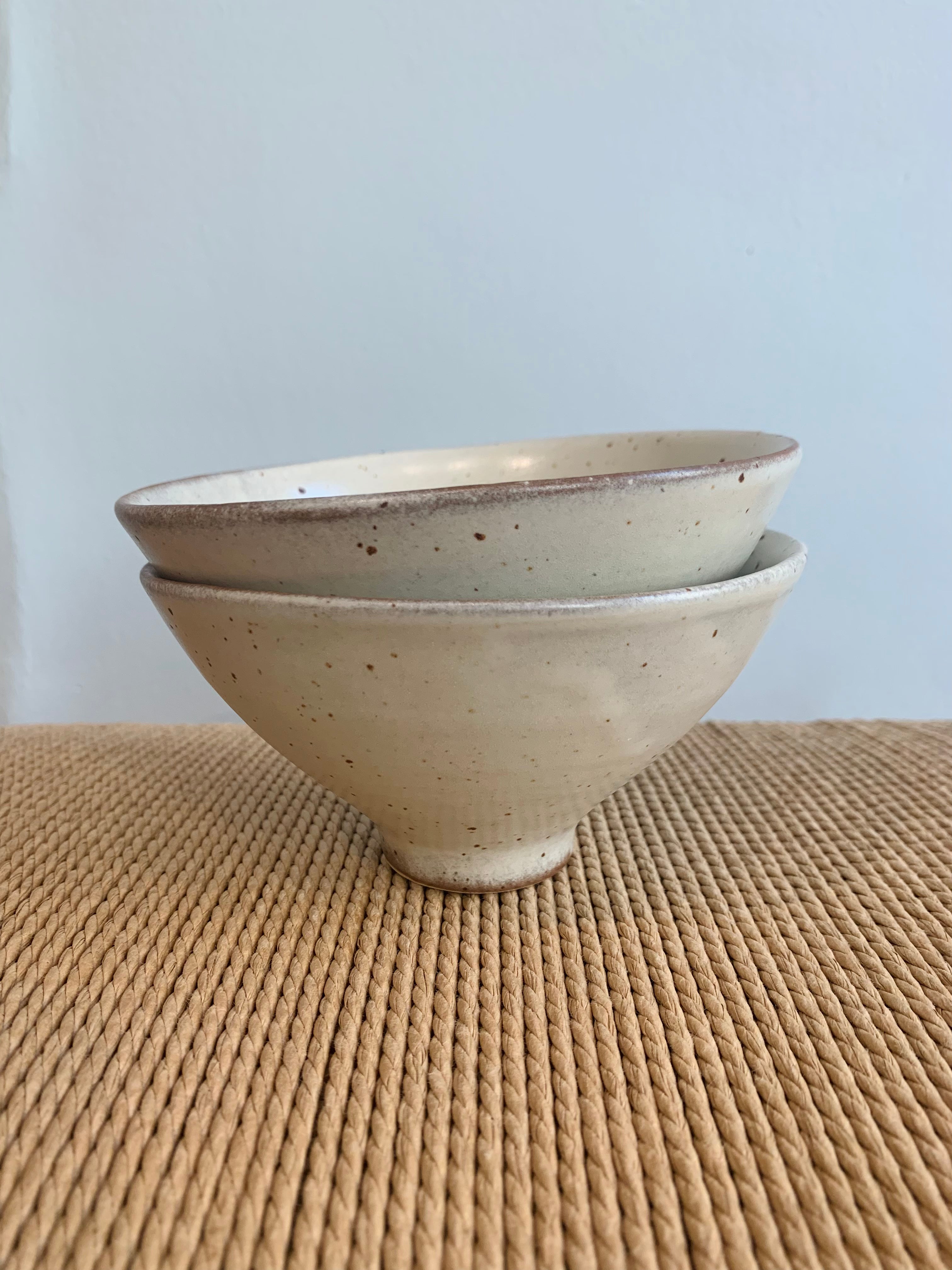 Pointed bowl in cream color