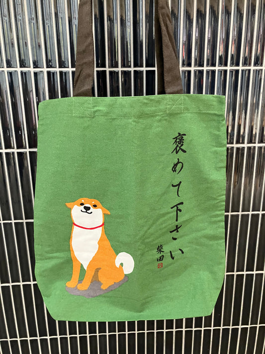 Tote bag grøn med Shiba der sidder på bagbene